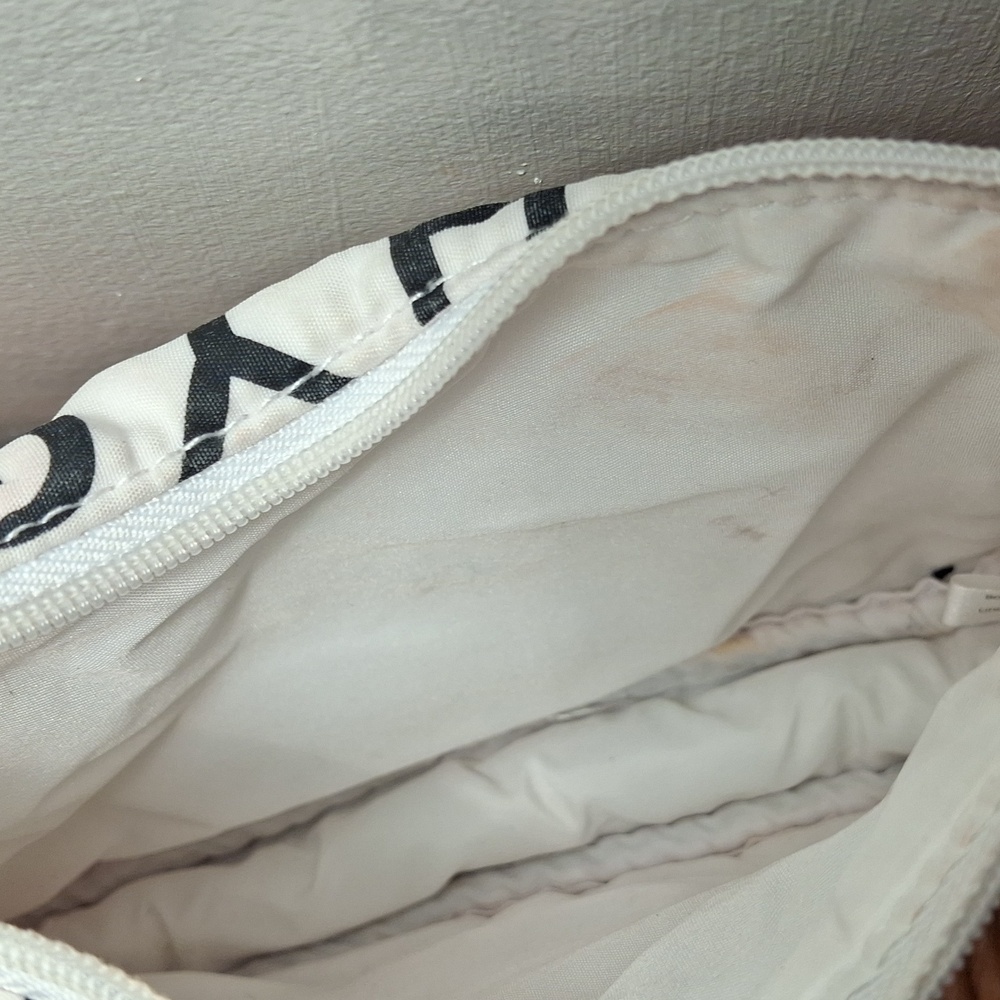 GIVENCHY cosmetic case. - Picture 7 of 8